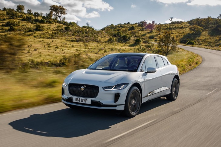 ジャガー初のピュアEV「Iペース」。一方のBMWもEV「i3」をラインナップするなど、両グループともEDUの開発・製造には幅広い経験があるとアピールされる。