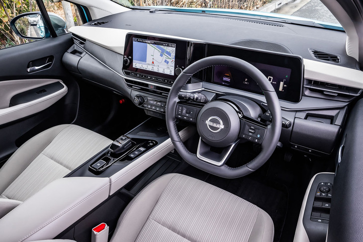 7インチのメーターパネルと9インチのディスプレイが並ぶインストゥルメントパネル。9インチディスプレイは、インテリジェントアラウンドビューモニターやインテリジェントルームミラーなどとセットになるオプションアイテム。