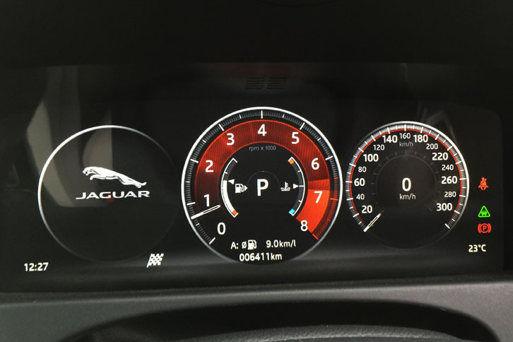 ワインディングロードに“コースイン”する前に、ジャガードライブコントロールを「ダイナミック」モードへ。中央にタコメーターが表示され、色も赤く彩られる。