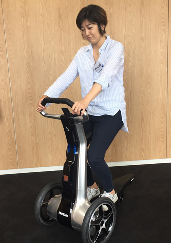 耐荷重230kgと聞いて安心する筆者が座面に座って運転中。前進で障害物を検知した場合には手前で止まるが、後進の場合は止まらない。