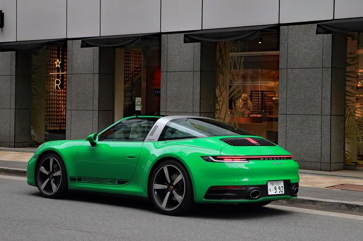 Bピラーを残し頭上の部分だけが開く「ポルシェ911タルガ4」。クーペやカブリオレのボディーをラインナップする「911」のなかであえてタルガを選ぶ理由について、考察します。（photo：荒川正幸）