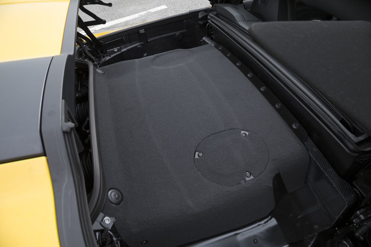 キャビン後方に収納された、クロス製のルーフ。開閉に要する時間はオープン／クローズともに約20秒で、50km/h以下であれば、走行中でも操作可能。