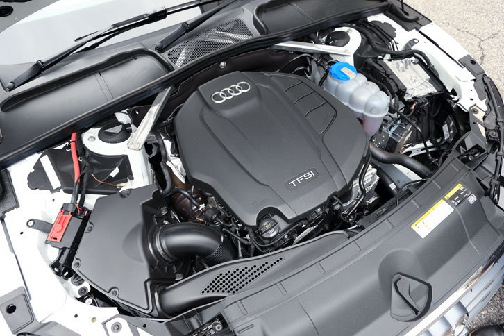 パワープラントには、「A4 2.0 TFSIクワトロ」と同じ2リッター直4ターボエンジンを採用。最高出力252ps、最大トルク370Nmを発生する。