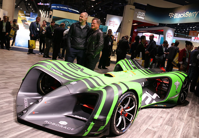 グラフィック処理や自動運転の技術をはじめ、今や自動車業界で欠かせぬ存在となったプロセッサー企業NVIDIA（エヌビディア）。「ロボレース」用の自動運転レースカーとともにフラッシュを浴びていたのは、同社のフアンCEO（右）と、カーデザイナーのダニエル・サイモン氏。