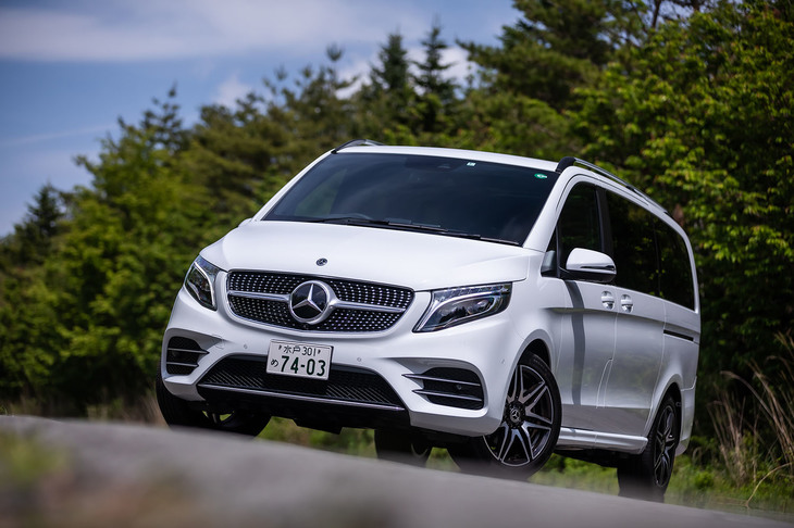 最新の「Vクラス」は、2019年10月23日、東京モーターショー2019の会場において日本導入が発表された。今回試乗したモデルは、中間グレードに位置付けられる「V220dアバンギャルド ロング」。