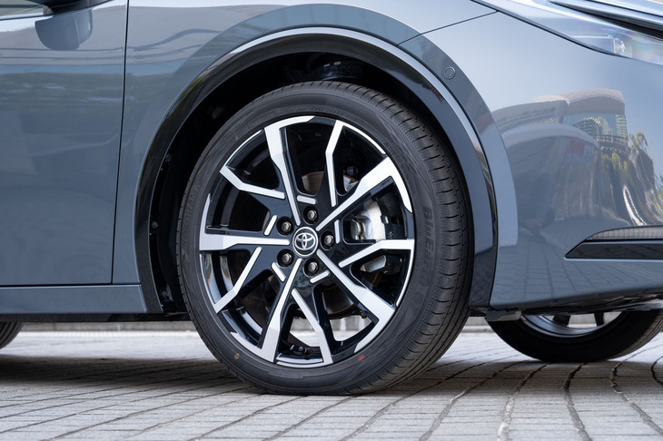 PHEV専用デザインの19インチアルミホイール。タイヤサイズは195/50R19が標準で、試乗車には高い操縦安定性と低燃費性能がうたわれる、「ヨコハマ・ブルーアースGT」が装着されていた。