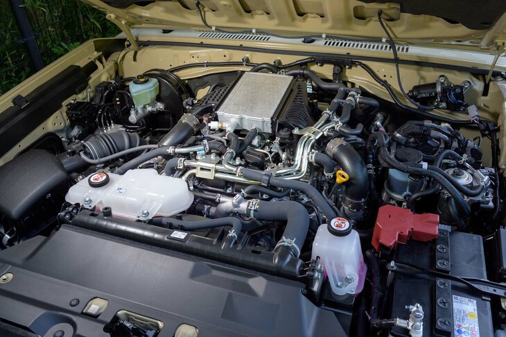 2.8リッター直4ディーゼルターボエンジン「1GD-FTV」。「ランドクルーザー“250”」に積まれるものと基本的に共通だが、あちらはレスポンス向上のために小径のターボを積んでいたりと、違いも少なくない。