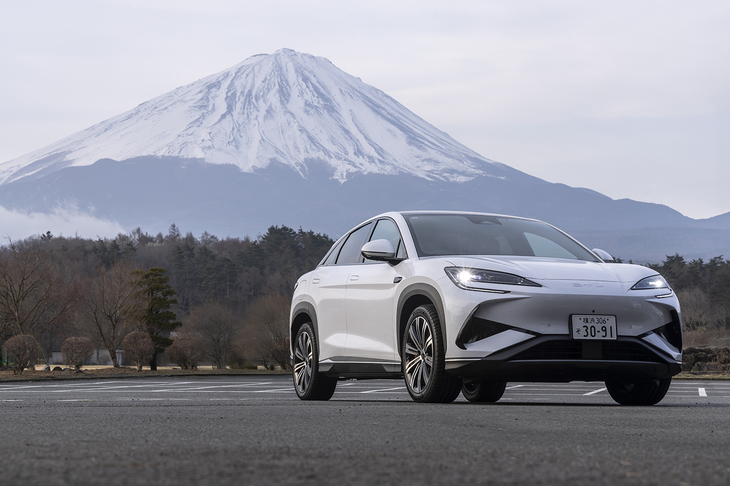 「BYDシーライオン7」は2025年4月15日に発売されたばかり。今回の試乗車の「AWD」は572万円、後輪駆動モデルは495万円で、どちらも国や自治体の補助金を受けられる。