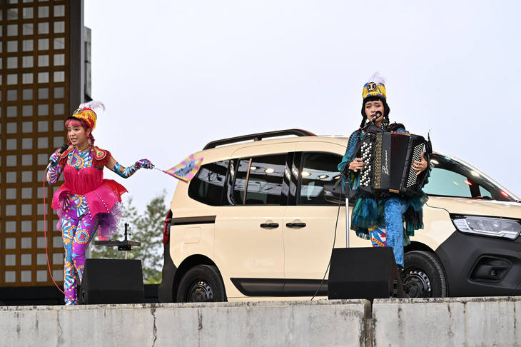 姉妹ユニット、チャラン・ポ・ランタンのスペシャルライブから。『ルノー・カングーの歌』などを披露した。