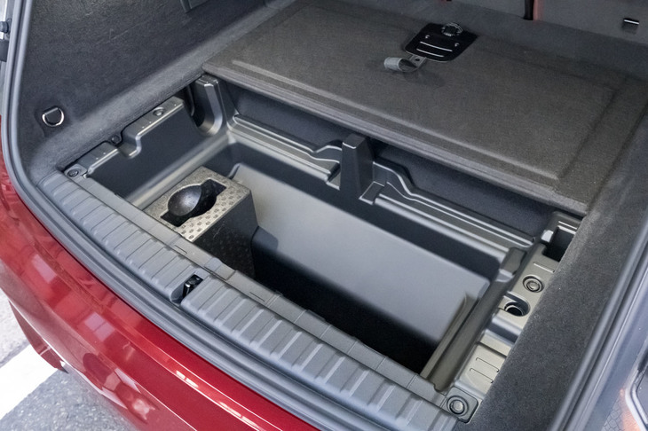 荷室容量は5人乗車時で500リッター、後席をたたんだ状態で1750リッター。マフラーなどがない関係で、床下には深さのある2段構造のサブトランクが設けられている。