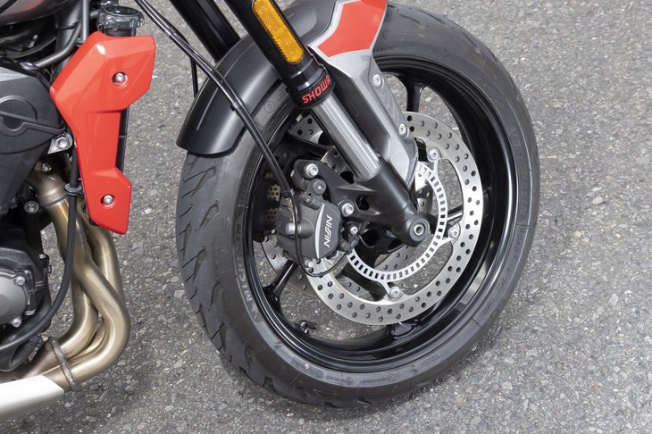 ショーワ製の倒立フォークで構成されるフロントまわり。前後同径17インチのホイールには、ニッシン製のブレーキシステムが組み合わされる。ABSは標準装備。