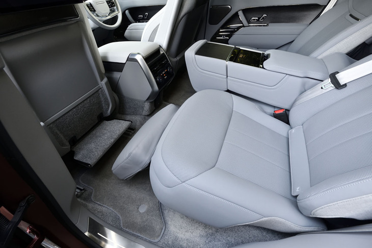 後席左側には、フットレスト（前席の背面下部に内蔵）とオットマンを装備。シートのスライドやリクライニング、オットマンの調整は、センターアームレストに内蔵されるタッチ式ディスプレイで行える。