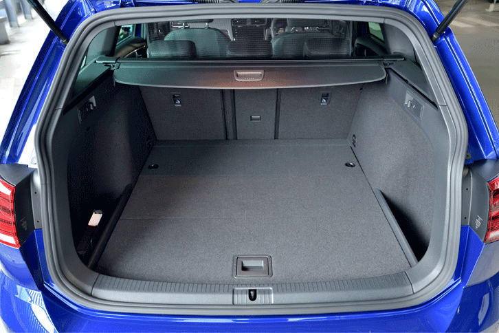 荷室の容量は、5人乗車時で605リッター、後席を倒せば1620リッターまで広がる。