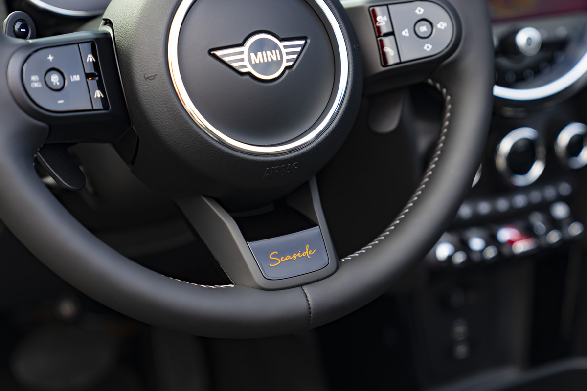 MINIコンバーチブル」の誕生30周年を記念する特別仕様車「シーサイド