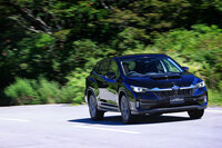 「レヴォーグ」は、主要骨格を組み立てたうえでパネルを張り合わせる「フルインナーフレーム構造」を採用するなど、スバル車のなかでも最新のボディー設計が取り入れられている。それゆえ、クロスオーバー化に際しても追加の補強などは必要なかったのだそうだ。