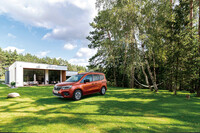 ボディーカラーは「インテンス」グレードがブラウン テラコッタM（写真）とグリ ハイランドM、ブルー ソーダライトM、ブラン ミネラルの4色、「クレアティフ」グレードがジョン アグリュムとブラン ミネラルの2色、「ゼン」グレードがブラン ミネラルの1色という設定。クレアティフがベースとなる特別仕様車の「プルミエール エディション」では、通常同グレードには設定されてないブラウン テラコッタMやグリ ハイランドM、ブルー ソーダライトMが選択できる。