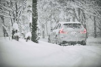 「XC60」では、走行安定性を高める「ロール・スタビリティ・コントロール」や「コーナー・トラクション・コントロール」といった機能が全車に標準装備される。