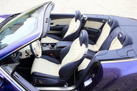 鮮やかなツートンカラーの室内。テスト車のフロントシートには、オプションのマッサージ機能が備わっていた。