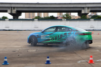 豪快なドリフト走行を披露するRWDの「BYDシール」。素早くトルクが立ち上がるモーターの特性もあって、クルマは即座に横滑りの姿勢に入る。