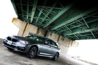 ボディーカラーは全12色（BMW Individualの設定色を除く）。テスト車には有償色の「ブルーストーン」が用いられていた。