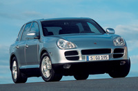 2002年に登場した大型SUVの「カイエン」（初代）。発売されるやたちまち大ヒットモデルとなり、ポルシェの業績を好転させる立役者となった。