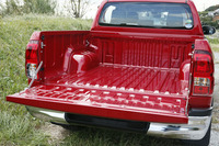 奥行き1565mm、開口幅1380mmの荷台。最大積載量は、重量にして500kgまでとなっている。