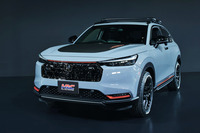 ブラックを基調に、オレンジの差し色を用いたフロントマスクで表情が一新された「ヴェゼル トレイルスポーツHRCコンセプト」。フロントグリルに備わるホンダの「H」エンブレムも、ブラックでコーディネートされている。