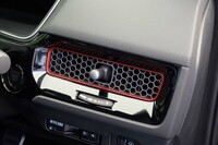 エアコン吹き出し口のピンストライプは、ハイブリッド車の場合は白。純ガソリン車では「LX」「EX」がクロームメッキで、「RS」では写真の赤となる。