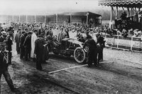 1906年に開催された第1回フランスグランプリの様子。2日間にわたり、総計1236kmの距離で競われた。