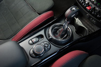 走行モードの切り替えは、シフトレバーの根元に備わるリングで行う。左に回すと「SPORT」が、右に回すと燃費を重視した「GREEN」が選択される。