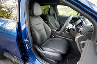 ナッパレザーシートも「レザーエクスクルーシブパッケージ」によるもの。ヘッドレストとバックレストの両方にAMGのエンブレムが入る。