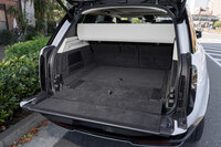 VDA計測による荷室容量は、5人乗車時で818リッター、後席をたたんだ状態で1841リッター。荷室側壁には後席の格納やトノカバーの展開、車高の上昇・下降などの操作に用いるコントロールパネルが備わっている。