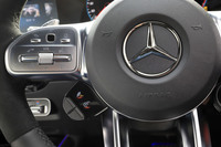 「GLA35」「GLA45 S」には電子制御サスペンション「AMGライドコントロールサスペンション」が標準装備される。減衰力の制御はドライブモードと連動して切り替わるほか、ステアリングスイッチにより、ドライバーが任意で変更できる。