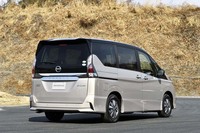 「セレナe-POWER」では、リアのサイドスポイラーを追加装備するなど、空力性能の向上が図られている。