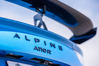 「A110 R」の車名につけられた“R”はラディカル（Radical＝過激な、極端な）を意味するもの。A110シリーズの頂点に位置するハイパフォーマンスバージョンとしてカタログに記載されるが、年間生産台数が限られることから、日本では導入台数に応じて期間限定で購入申し込みを受け付ける販売方法がとられる。車両本体価格は1550万円。