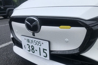 「マツダ2」のマイナーチェンジモデルに新設定された「BD」グレード。グリルレスフェイスは、犬っぽくて悪くない。