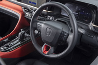 ステアリングホイールは「Z」にはないシフトパドル付き。ポスト上部にはドライバーモニタリングカメラが備わっており、歩行者用信号をちらりと見ただけでも指摘してくるなど監視の目は厳しい。