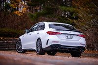 ボディーサイズは全長×全幅×全高＝4785×1825×1450mm、ホイールベースは2865mm。ハッチゲートが備わる「C43 4MATICステーションワゴン」も全長は同一となる。