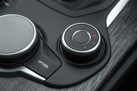 ドライブモードセレクターはダイヤル式で、ひねる動作によりd（ダイナミック）／n（ナチュラル）／a（アドバンストエフィシェンシー）に切り替えられる。