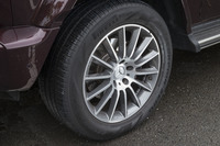 試乗車に装着されていたオプションの「20インチAMGマルチスポークアルミホイール」（標準は19インチの8スポーク）。最低地上高は241mmが確保されている。