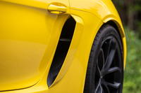 「GT4」のロゴが刻み込まれたサイドブレードを備えるドア後方のエアインテーク。通常仕様よりもラム圧を高める効果を発揮し、空気吸入量を増加させるという。ボディーカラーは、試乗車の「レーシングイエロー」を含む全8色から選択できる。