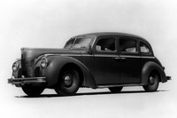瓦斯電は1937年に自動車工業に合流。同社は1941年にヂーゼル自動車工業と改称した。写真は1943年に製作された高級乗用車「PA10型」。