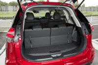 3列シート仕様車の荷室の容量は、3列目を倒した状態で445リッター。（写真をクリックすると荷室のアレンジが見られます）