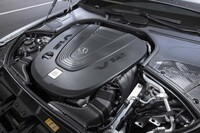 フロントに積まれる6リッターV12ツインターボエンジン。カバーには「V12」の文字が大きく2つ刻まれる。
