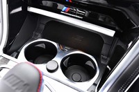 センターコンソールのカップホルダー周辺部。USBコネクターや非接触充電機能のあるトレーなど、ユーティリティーにもぬかりはない。