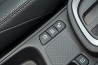 センターコンソールに備わるドライブモードのスイッチ。「エコドライブモード」「パワーモード」に加え、ハイブリッド車にはバッテリーの電気のみで走る「EVドライブモード」も用意される。