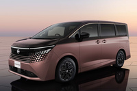 新型「エルグランド」。「ハイパーツアラー」ほど“末広がり”なフォルムではないが、そのデザイン要素をよく抽出している。