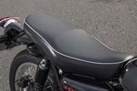 高品質な表皮を採用したタンデムシート。ホワイトのパイピングがアクセント。