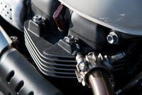 「ストリートスクランブラー」のエンジンは水冷式だが、その側面にはクラシカルな空冷エンジンを思わせる冷却用フィンが与えられる。