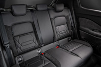 後席はニースペースが58mm、ヘッドルームが11mm拡大されている。